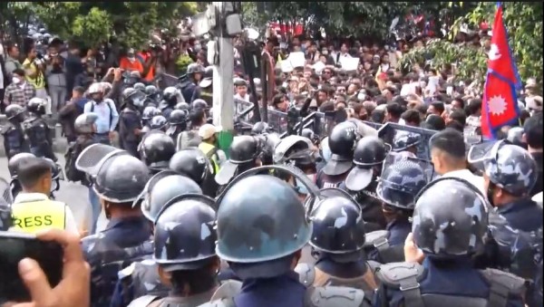 प्रदर्शनकारी युवा संसद भवन परिसरमा प्रवेश, प्रदर्शन अनियन्त्रित बनेपछि काठमाडौंका विभिन्न स्थानमा कर्फ्यू लाग्यो